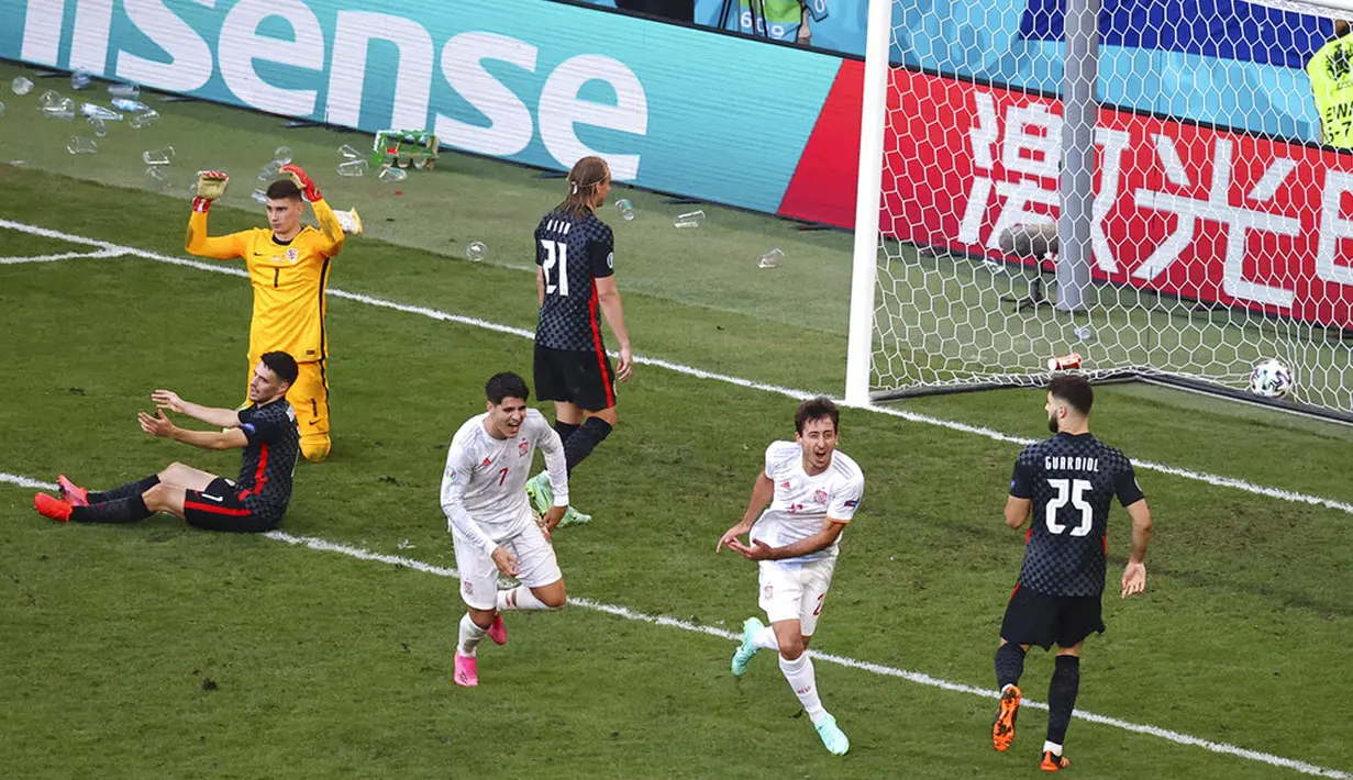 Pemain Spanyol Mikel Oyarzabal (tengah) melakukan selebrasi usai mencetak gol ke gawang Kroasia pada pertandingan babak 16 besar Euro 2020 di Stadion Parken, Kopenhagen, Denmark, Senin (28/6/2021). Spanyol mengalahkan Kroasia 5-3. (Wolfgang Rattay, Pool via AP)