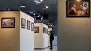 Pengunjung melihat Pameran Foto Warna-Warni Parlemen di Komplek Parlemen Senayan, Jakarta, Selasa (29/8). Pada pameran tersebut menampilkan 100 foto karya wartawan foto parlemen yang berlangsung hingga 5 September. (Liputan6.com/Johan Tallo)