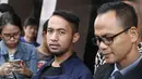 Asisten Julia Perez, Lucky dan kuasa hukumnya memberi keterangan kepada wartawan di gedung Polres Metro Jakarta Selatan, Kamis (2/2). Lucky melaporkan Nikita Mirzani atas kasus dugaan penganiayaan. (Liputan6.com/Herman Zakharia)