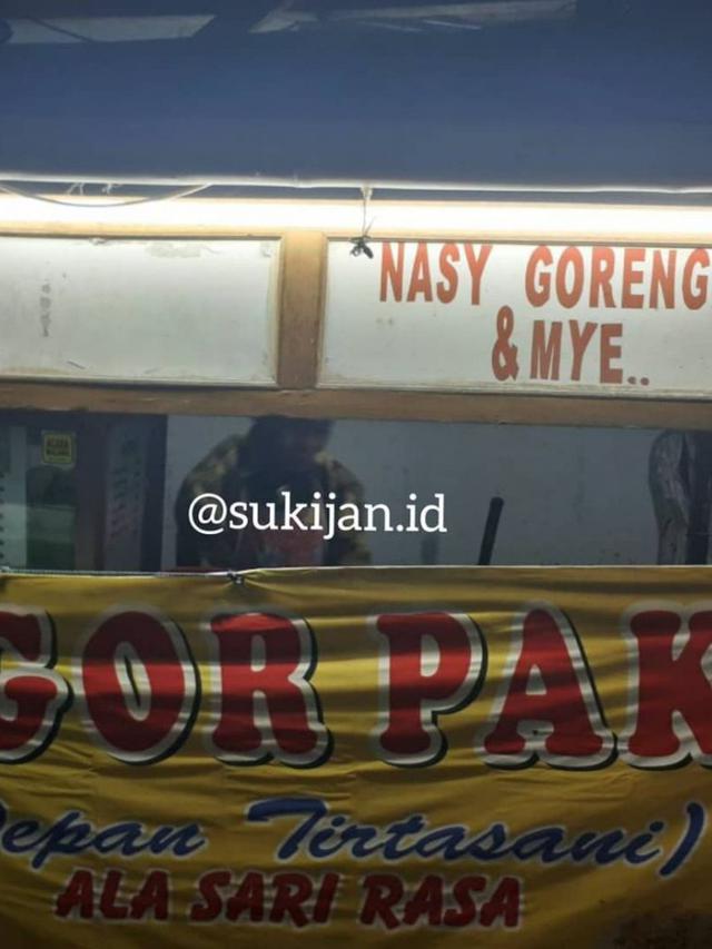 7 Kesalahan di Spanduk Kaki Lima Ini Bikin Mikir Keras