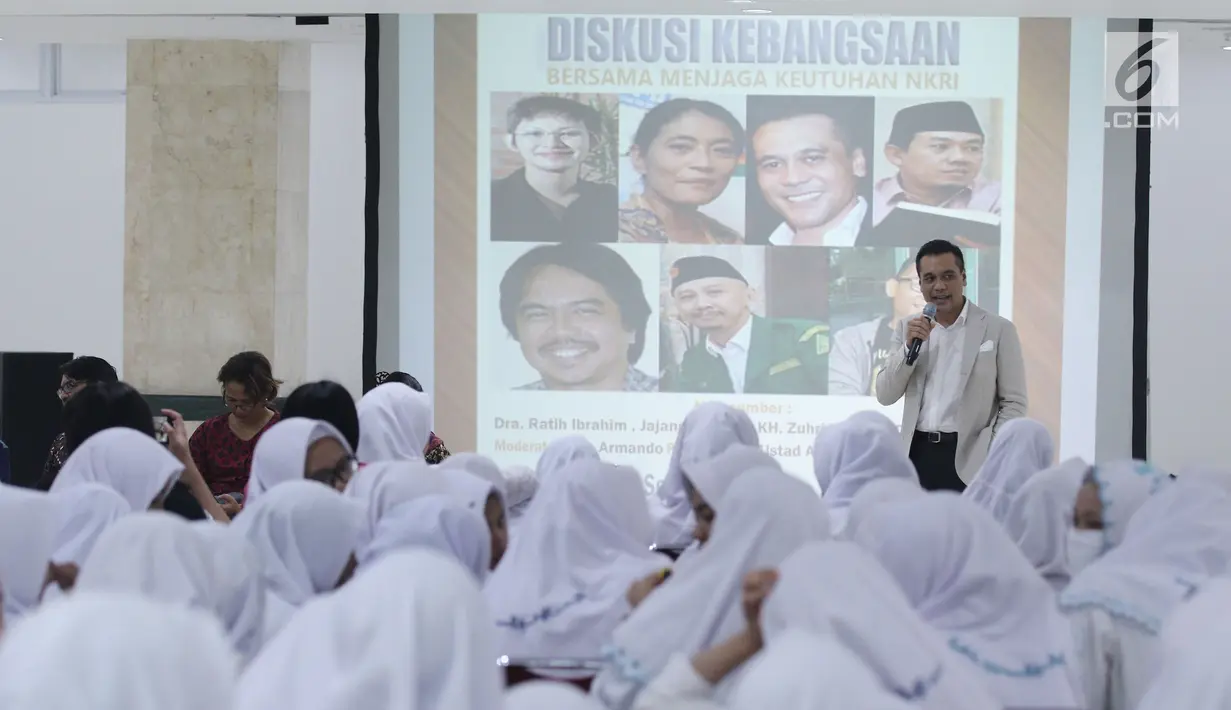 Pengusaha Chico Hakim saat menjadi pembicara dalam diskusi Kebangsaan di Masjid Raya KH Hasyim Ashari, Jakarta, Rabu (09/8). Diskusi mengusung tema Ancaman Radikalisme Terhadap Keutuhan NKRI. (Liputan6.com/Herman Zakharia)