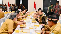 Presiden Joko Widodo (Jokowi) terlihat menikmati kehadirannya dalam Rapat Koordinasi Nasional (Rakornas) Kepala Daerah dan Forum Koordinasi Pimpinan Daerah (Forkopimda) Tahun 2023 di Sentul International Convention Center (SICC), Kecamatan Babakan Madang, Kabupaten Bogor, Selasa (17/1/2023). 