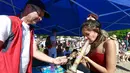 Wanita merokok dari bong saat merayakan acara legalisasi ganja 4/20 di Sunset Beach, Vancouver, Kanada (20/4). Semua jenis ganja dijual di Festival ini dan memberikan pengetahuan tentang kesehatan ganja. (AFP/Jeff Vinnick)