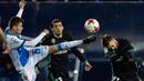 Aksi pemain Real Madridm Borja Mayoral (kanan) menahan sepakan pemain Leganes, Gerard Gumbau (kiri) pada laga Copa Del Rey di Estadio Municipal Butarque, Leganes, (18/1/2018). Real Madrid menang 1-0. (AFP/Oscar Del Pozo)