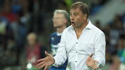 Pelatih Israel, Elisha Levy memberikan instruksi kepada anak asuhnya saat melawan Italia pada Kualifikasi Piala Dunia 2018 di Stadion Sammy Ofer, Haifa, Selasa (6/9/2016) dini hari WIB. (AFP/Jack Guez)