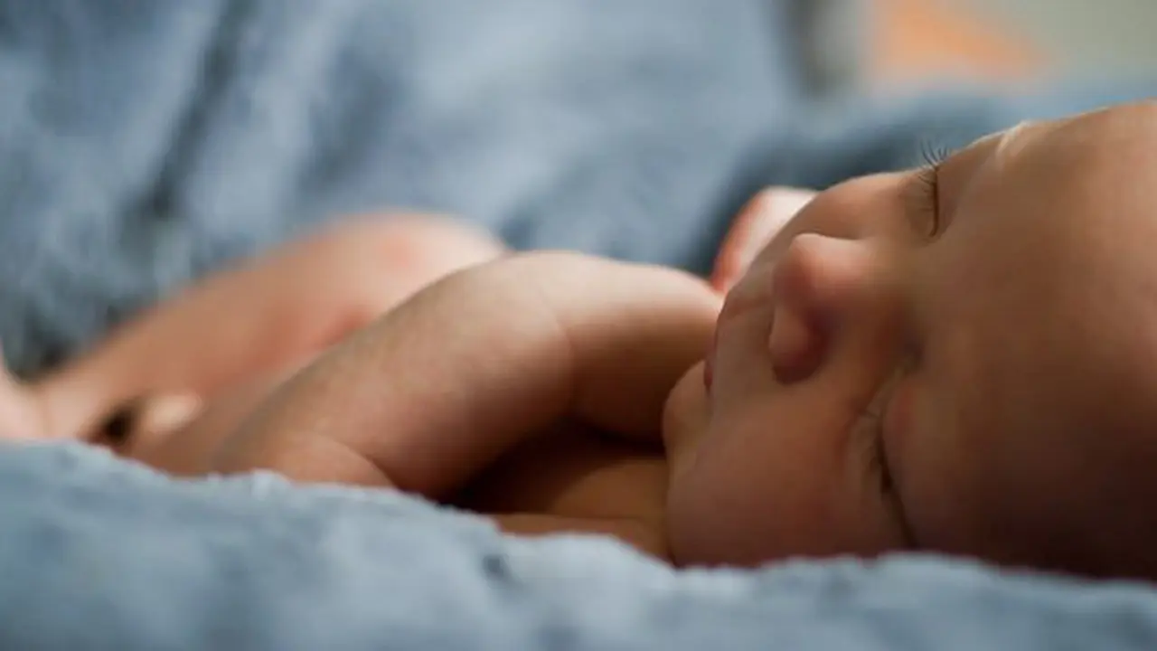 Menyusui bayi/copyright Unsplash.com/Carlo Navarro