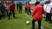 Ketua PSSI, Mochammad Iriawan menendang bola ke arah Wali Kota Surabaya, Tri Rismaharini, di Stadion Gelora Bung Tomo, Senin (10/2/2020). (Bola.com/Zaidan Nazarul)