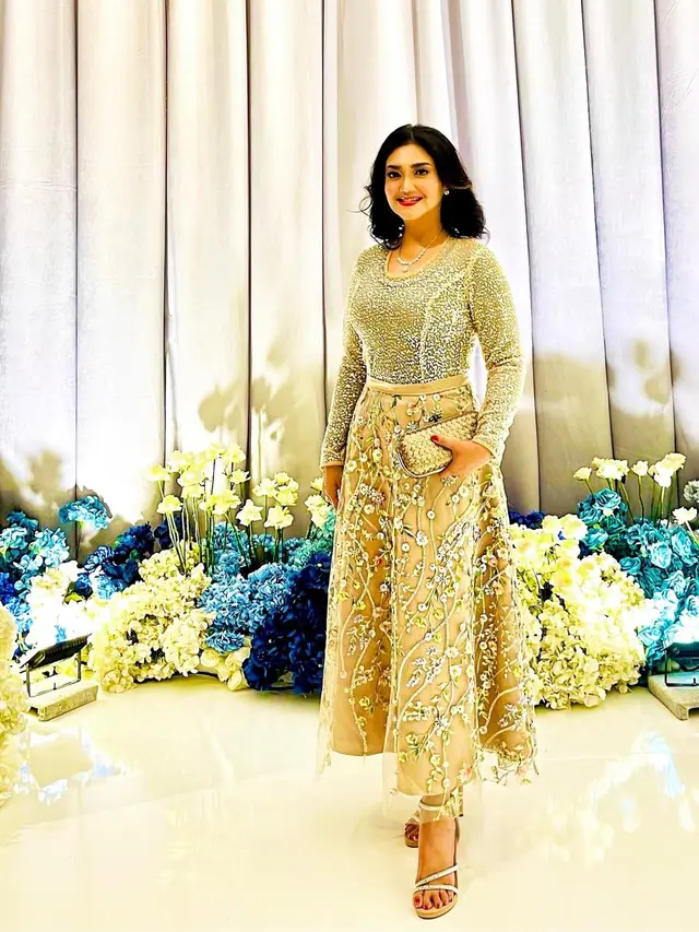 6 Outfit Ibu Pejabat Ala Bella Saphira, Inspirasi Tampil Elegan untuk Usia 50-an
