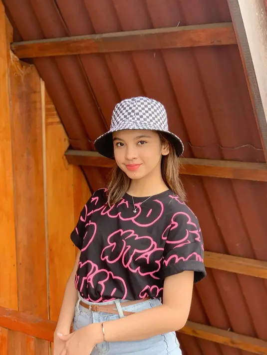 Layaknya gadis remaja, Lyodra tampil santai mengenakan t-shirt berwana hitam dengan celana jeans sebagai bawahannya. Tidak lupa juga mengenakan bucket hat sebagai aksesoris kepala / (instagram/lyodraofficial)