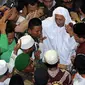 Habib Luthfi bin Yahya menyalami santri dan umat Muslim usai mengikuti Istighosah Nahdlatul Ulama (NU) di Masjid Istiqlal, Jakarta, Minggu (14/6/2015). (Liputan6.com/Helmi Afandi)