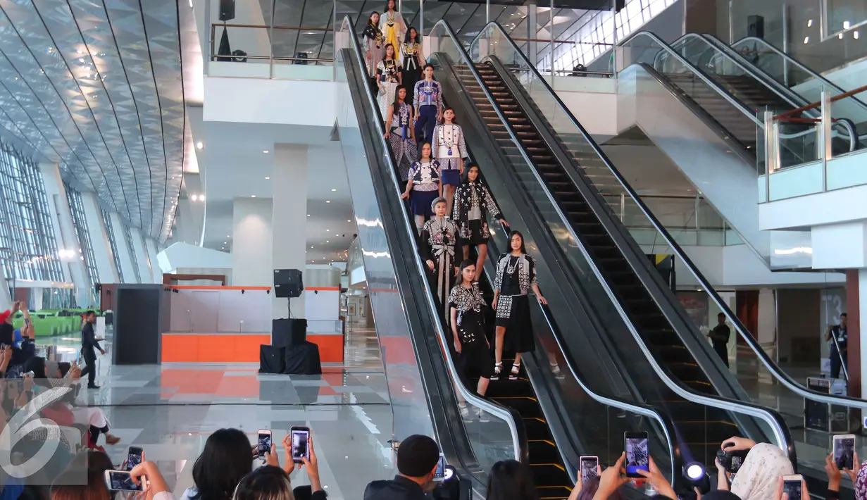 Model berada di eskalator saat fashion show di Terminal 3 Ultimate Bandara Soekarno Hatta, Tangerang, Banten, Rabu (20/7). Fashion show tersebut di adakan sebagai ajang promosi T3 Ultimate. (Liputan6.com/Angga Yuniar)