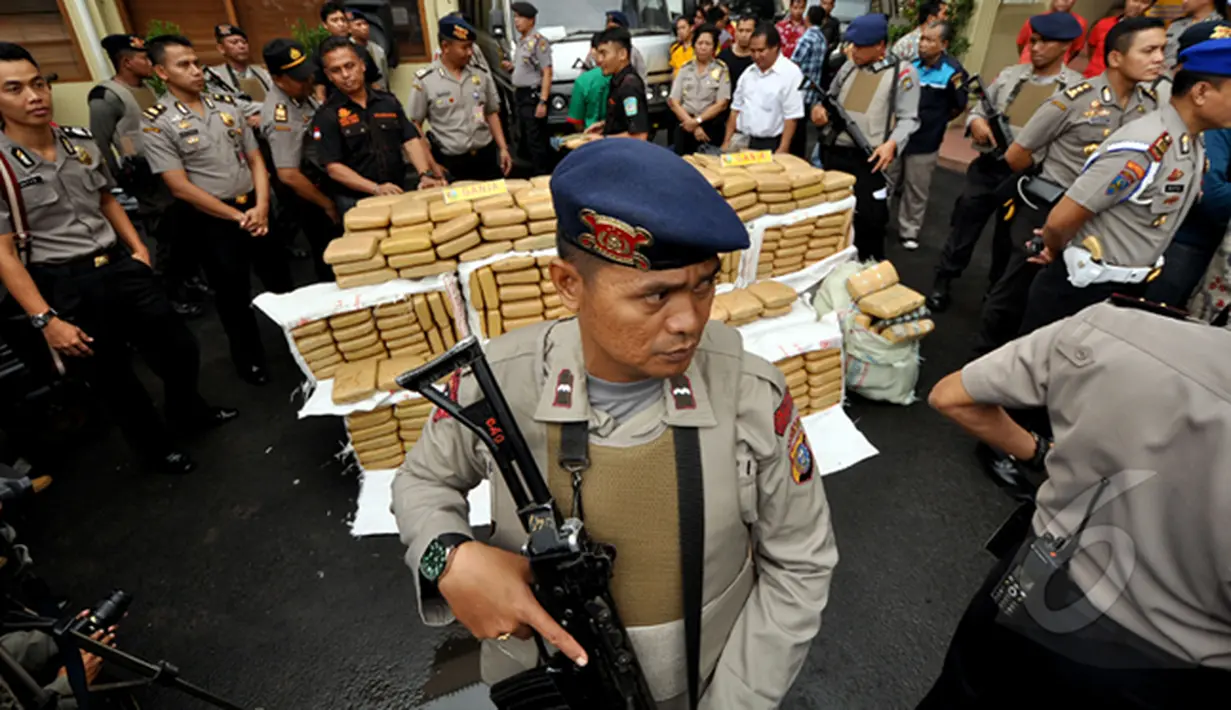 Seorang petugas kepolisian saat berjaga di Polres Jakarta Barat, Jumat (13/2/2015). Satuan Narkoba Polres Metro Jakarta Barat berhasil mengungkap jaringan peredaran ganja lintas Sumatera ke Jakarta. (Liputan6.com/Faizal Fanani)