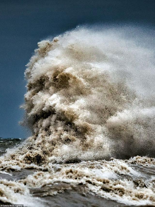 Ombak Laut Mirip Wajah Manusia