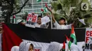 Pengunjuk rasa yang datang terlihat mengibarkan bendera Palestina dan membawa sejumlah poster yang mengutuk kekejaman Israel. (Liputan6.com/Angga Yuniar)