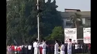 Seorang teknisi sound system nekat memanjat tiang bendera demi merah putih tetap berkibar. (Liputan6.com/ Dok Ist)