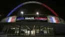 Suasana lampu dengan warna bendera Prancis yang menyala di Stadion Wembley, Inggris, Senin (16/11/2015). Lampu itu merupakan tanda bela sungkawa terkait peristiwa berdarah di Paris beberapa waktu lalu. (Reuters/Paul Hackett)