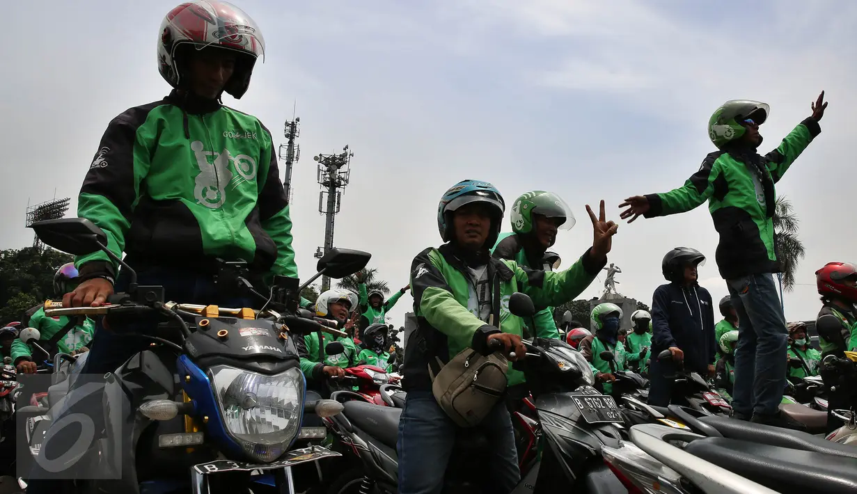 Massa driver Gojek bersiap menuju kantor pusat mereka, dari di jalan Asia Afrika, Jakarta,  Senin (3/10). Mereka menggelar aksi damai karena tidak puas dengan peraturan dari PT Gojek yang dinilai terlalu semena-mena. (Liputan6.com/Johan Tallo)