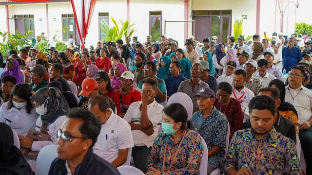 Peduli Bencana Abrasi Laut dan Rob, Peruri Serahkan Ratusan Pohon ke Warga Cemarajaya Karawang