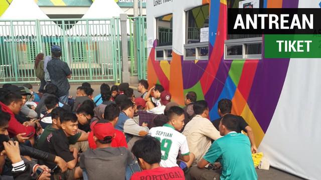 Berita video suporter yang sudah mengantre sejak pukul 8 pagi hari WIB untuk pertandingan perdana Timnas Indonesia U-23 di Asian Games 2018 melawan China Taipei pada Minggu (12/8/2018).