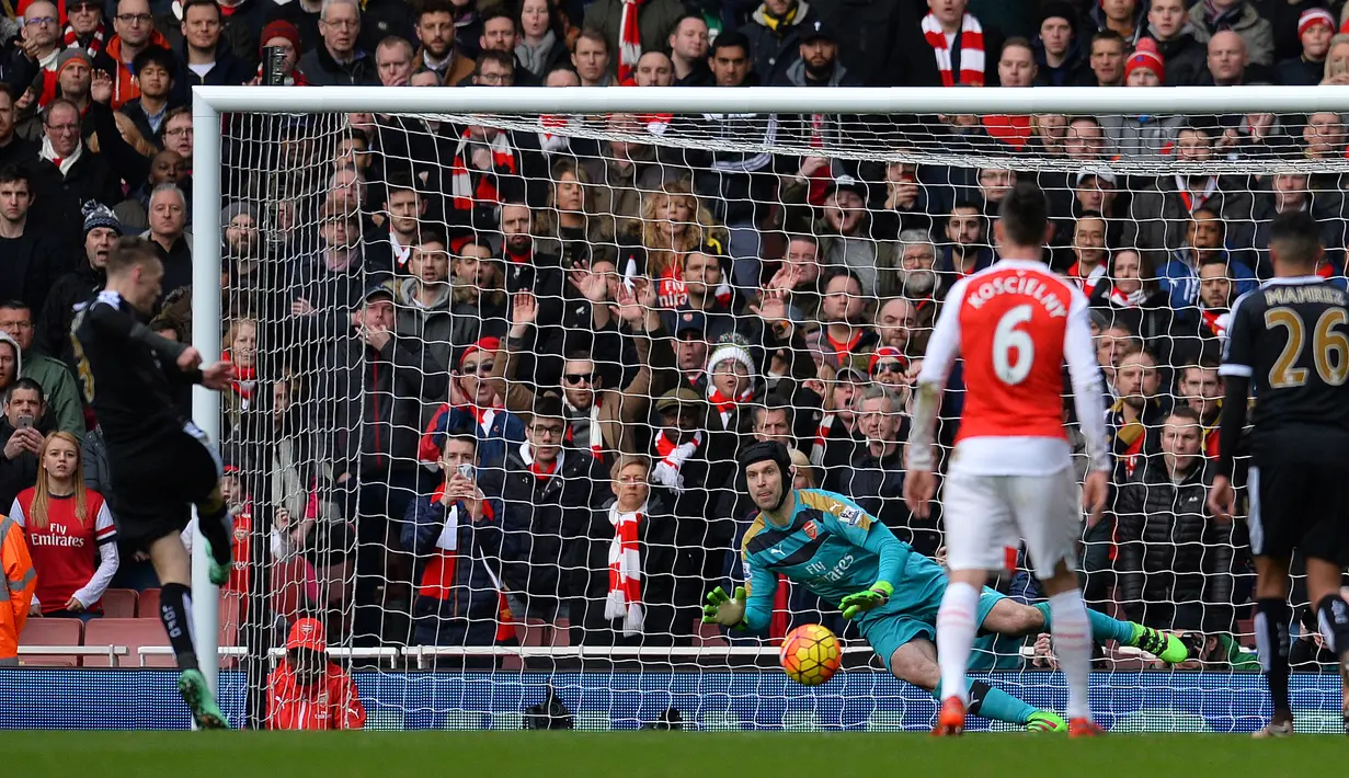 Striker Leicester City, Jamie Vardy, mencetak gol melalui penalti ke gawang Arsenal dalam laga Liga Inggris di Stadion Emirates, London, Minggu (14/2/2016). (AFP/Glyn Kirk)