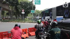 Sejumlah pengendara tertahan di belakang pembatas yang menutup jalan menuju Jalan Medan Merdeka Utara, Jakarta, Senin (14/10/2019). Menurut petugas jaga, penutupan ini antisipasi aksi unjuk rasa yang rencananya akan dilakukan di sekitar depan Istana Negara. (Liputan6.com/Helmi Fithriansyah)