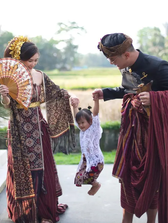 Boy William dan Karen Vendella memakai baju adat Bali ditemani keponakan Boy yang juga memakai kebaya (Foto: Instagram @boywilliam17)
