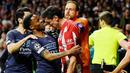 Keributan antar pemain pecah pada laga Atletico Madrid vs Manchester City saat leg kedua babak perempat final Liga Champions 2021/2022 di Stadion Wanda Metropolitano, Madrid, Spanyol, Kamis (14/4/2022). (AFP/Oscar Del Pozo)