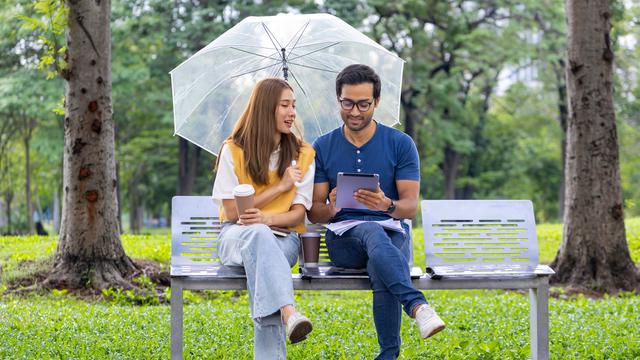couple kencan bahagia