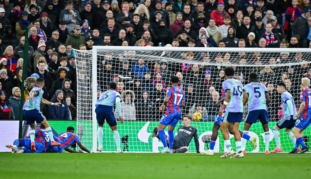 Baru-baru ini, striker asal Brasil itu menunjukkan performa yang impresif. Ia berhasil mencetak dua gol saat Arsenal menang 5-1 atas Crystal Palace di Liga Inggris. (AFP/Glyn Kirk)