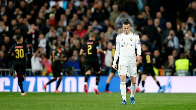 Pemain Real Madrid Gareth Bale bereaksi setelah pemain Manchester City Kevin De Bruyne mencetak gol pada leg pertama babak 16 Liga Champions di Stadion Santiago Bernabeu, Madrid, Spanyol, Rabu (26/2/2020). Manchester City menang 2-1. (AP Photo/Manu Fernandez)