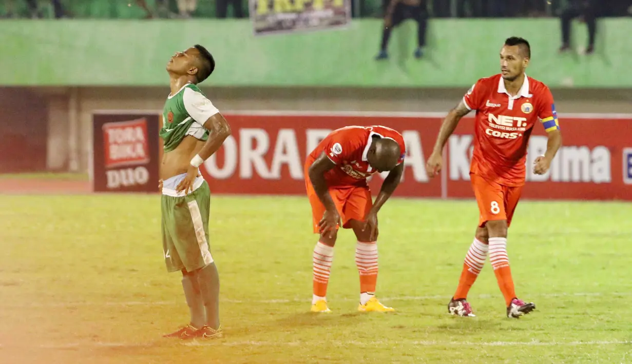 Manahati Lestusen (kiri) terlihat sedih setelah PS TNI Kalah dari Persija Jakarta. Gol Persija dicetak Raphael Maitimo (kanan) pada lanjutan Grup D Piala Jenderal Sudirman di Stadion Manahan, Solo, Selasa (15/12/2015). (Bola.com/Nicklas Hanoatubun)