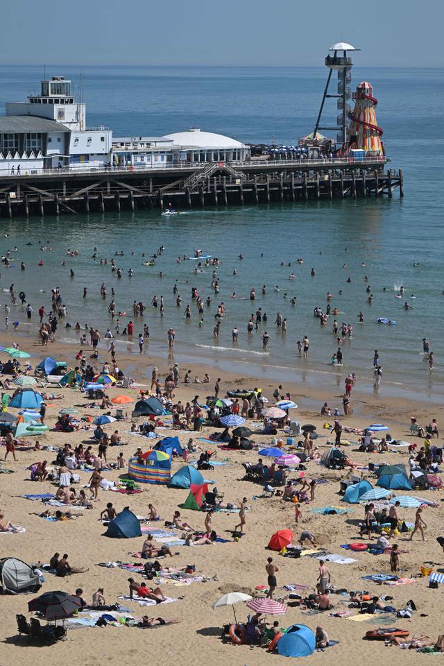 Diterjang Gelombang Panas Ekstrem, Warga Inggris Padati Pantai Bournemouth