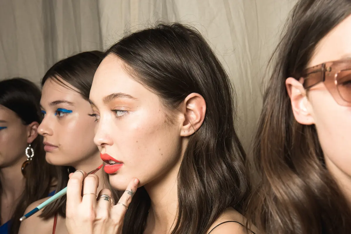 5 Kesalahan dalam mengaplikasikan makeup yang menyebabkan jerawat