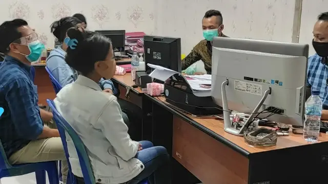Tersangka perdagangan manusia di Banyumas menjalani pemeriksaan di Mapolresta Banyumas didampingi penasihat hukum, beberapa waktu yang lalu. (Foto: Liputan6.com/Rudal Afgani)