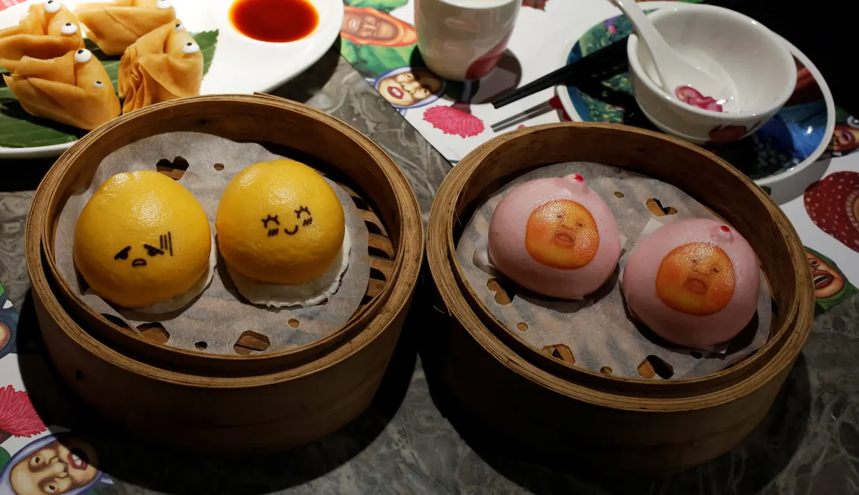 Berbagai hidangan dengan hiasan imut dan lucu di restoran Dim Sum Icon, Hong Kong , China, (25). Berbagai sajian makanan disini dihiasi dengan karakter wajah dan imut yang membuat kita tak tega memakannya. (REUTERS / Bobby Yip)