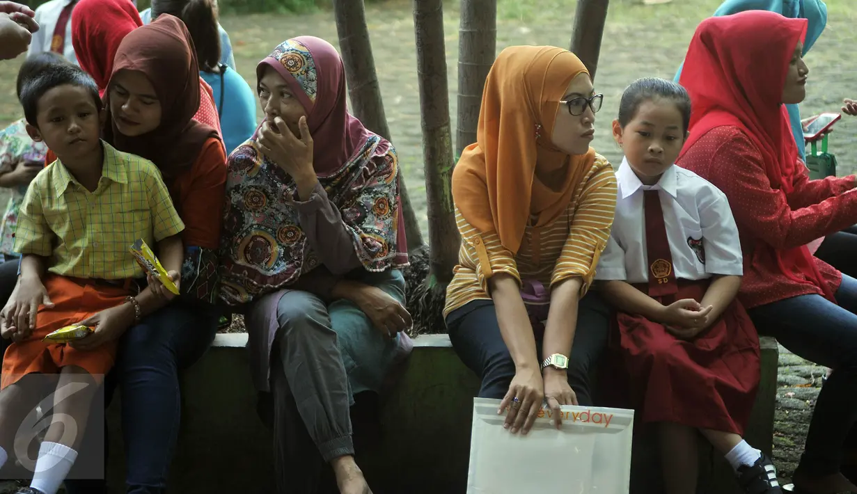 Sejumlah orangtua menemani anaknya sebelum masuk kelas di SDN Manggarai 17 Pagi, Jakarta, Senin (18/7). Para orangtua terlihat ramai datang ke sekolah mengantar anaknya pada hari pertama masuk sekolah tahun ajaran 2016/2017. (Liputan6.com/Johan Tallo)