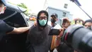 Musisi sekaligus aktor, Onadio Leonardo atau akrab disapa Onad, saat tiba di Polres Jakarta Barat pada Senin (3/11/2025). (Kapanlagi.com/Budy Santoso)