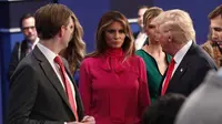 Melania Trump kenakan blus 'pussy-bow' berwarna fuschia yang dinilai mengingatkan publik pada komentar vulgar sang suami (Reuters)