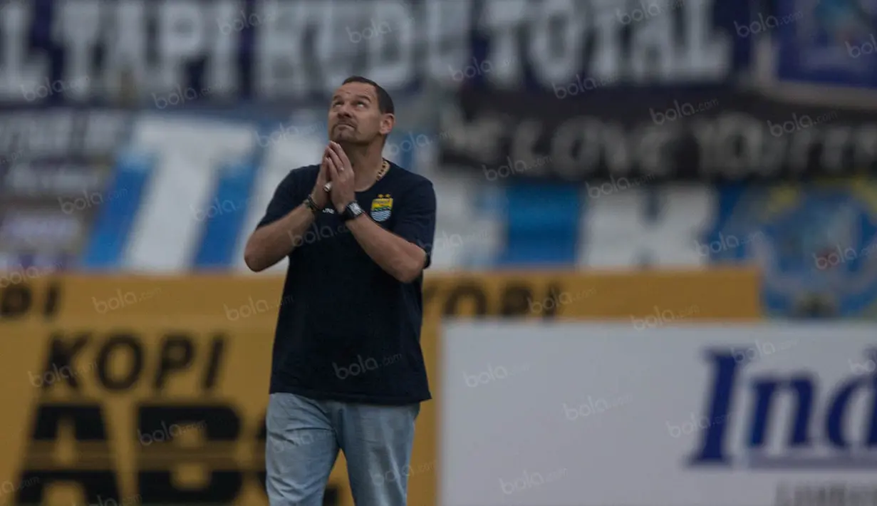 Pelatih Persib, Dejan Antonic, melakukan ritual berdoa di tengah lapangan sebelum laga melawan Madura United pada laga Torabika Soccer Championship 2016 di Stadion Si Jalak Harupat, Bandung, Sabtu (29/5/2016). (Bola.com/Vitalis Yogi Trisna)