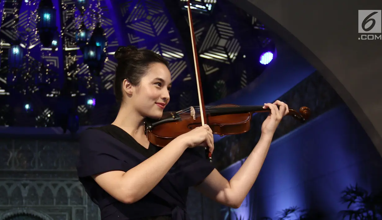 Penampilan Chelsea Islan saat Prolog "Ayat-Ayat Cinta 2" di Senayan City, Jakarta, Jumat (7/7). Ayat-Ayat Cinta 2 memperkenalkan dua pemain baru yaitu Dewi Sandra dan Tatjana Saphira. (Liputan6.com/Herman Zakharia)