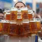 Oliver berhasil memecahkan rekor dunia membawa gelas berisi bir terbanyak di Bavaria, Jerman (MICHAEL DALDER/REUTERS)