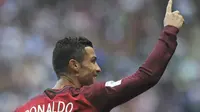 Bintang Portugal, Cristiano Ronaldo mencetak tiga gol alias Hattrick saat melawan Kepulauan Faroe pada laga Grup B Kualifikasi Piala Dunia 2018 di Bessa Stadium, Porto, (31/8/2017). Portugal menang 5-1. (AP/Paulo Duarte)