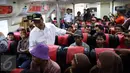 Menhub Budi Karya Sumadi berbincang dengan penumpang di Kapal Baru KM Express Bahari 38 di Sunda Kelapa, Jakarta, Selasa (10/1). Fasilitas kapal ini bermuatan lebih dari seratus orang dengan standar Keslamatan yang lebih baik. (Liputan6.com/Johan Tallo)