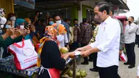Presiden Joko Widodo atau Jokowi membagikan bantuan langsung kepada penerima manfaat saat mengunjungi Pasar Sukamandi, Kabupaten Subang, Provinsi Jawa Barat, Selasa (12/7/2022). (Foto: Muchlis Jr - Biro Pers Sekretariat Presiden)