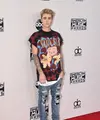 Busana yang dikenakan Justin Bieber kurang pantas dikenakan untuk ajang musik bergengsi American Music Awards. Ia terlihat kurang berkelas dalam kaos kebesaran dan celana jeans robek. (AFP/Bintang.com)