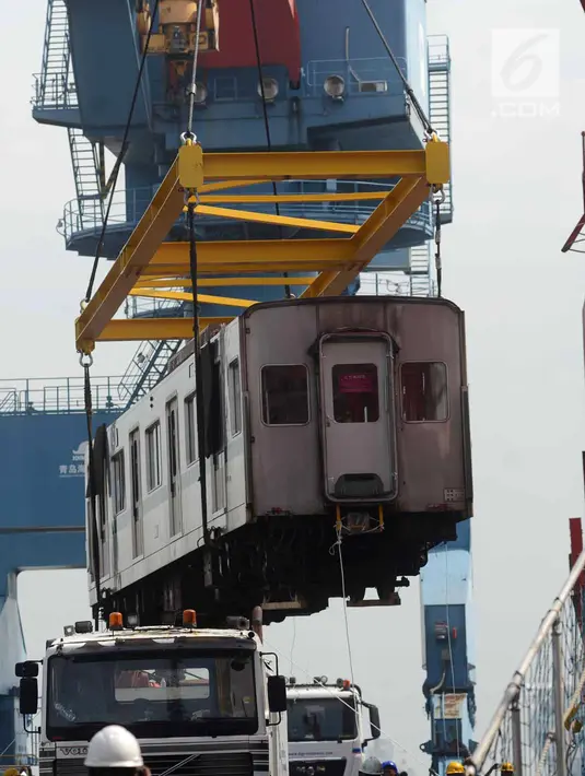 Proses penurunan gerbong kereta rel listrik (KRL) yang tiba di Pelabuhan Tanjung Priok, Jakarta, Rabu (5/4). Sebanyak 10 gerbong KRL bekas asal Jepang ini untuk menambah kapasitas transportasi publik. (Merdeka.com/Imam Buhori)