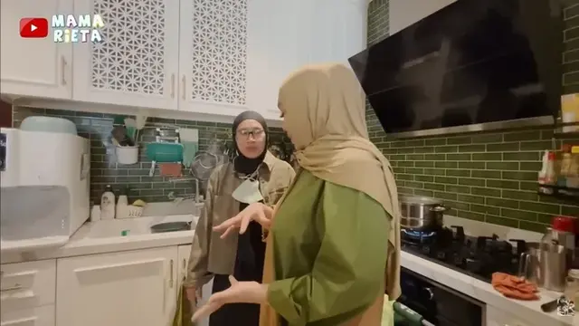 Potret Dapur Rumah Rieta Amilia, Tampil Elegan dengan Konsep Clean dan Fungsional