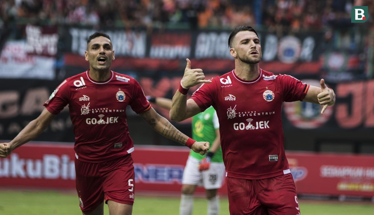 Striker Persija Jakarta, Marko Simic, merayakan gol yang dicetaknya ke gawang Barito Putera pada laga Liga 1 di Stadion Patriot, Jawa Barat, Selasa (30/10). Persija menang 3-0 atas Barito. (Bola.com/Vitalis Yogi Trisna)