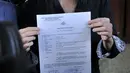 Musisi John Paul Ivan menunjukkan berkas usai melaporkan portal berita online pribuminews.co.id terkait pencemaran nama baik di Bareskrim Polri, Jakarta, Selasa (22/5). (Merdeka.com/Iqbal S Nugroho)