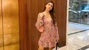 Gaya Alisia Rininta saat menggunakan simple dress motif bunga satu ini juga bisa dijadikan inspirasi ketika hangout. Meski simpel, namun busana yang digunakan juga terlihat elegan.(Liputan6.com/IG/@alisiarininta22)